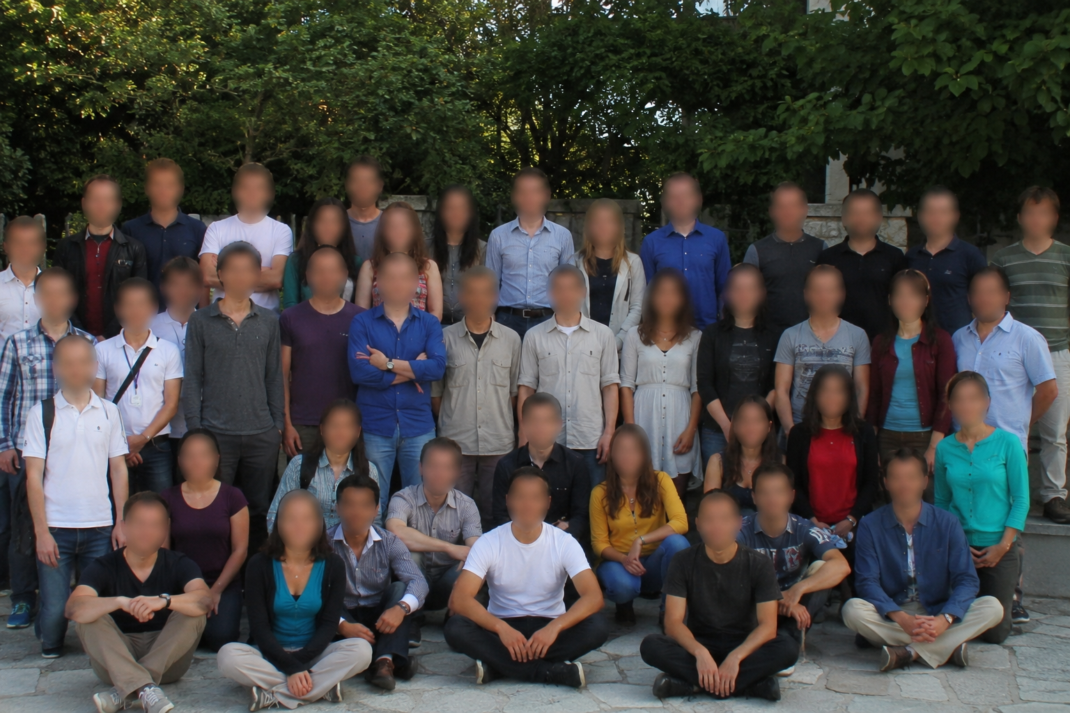 Detección de Múltiples Rostros en Fotos Grupales y Multitudes